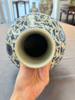 A gilt-bronze-mounted Chinese blue and white bottle vase with floral design, 19/20th C. — 照片 5