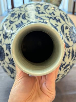 A gilt-bronze-mounted Chinese blue and white bottle vase with floral design, 19/20th C. — 照片 6