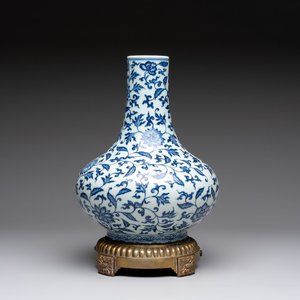 A gilt-bronze-mounted Chinese blue and white bottle vase with floral design, 19/20th C. — 照片 1