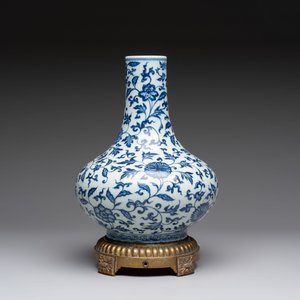 A gilt-bronze-mounted Chinese blue and white bottle vase with floral design, 19/20th C. — 照片 2