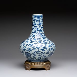 A gilt-bronze-mounted Chinese blue and white bottle vase with floral design, 19/20th C. — 照片 3