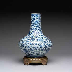 A gilt-bronze-mounted Chinese blue and white bottle vase with floral design, 19/20th C. — 照片 4