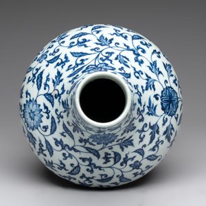 A gilt-bronze-mounted Chinese blue and white bottle vase with floral design, 19/20th C. — 照片 5