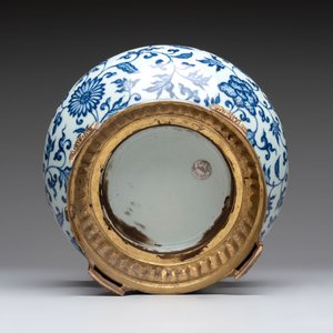 A gilt-bronze-mounted Chinese blue and white bottle vase with floral design, 19/20th C. — 照片 6
