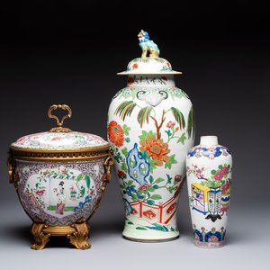 A gilt-bronze mounted famille rose-style covered bowl and two vases, one with cover, Samson, Paris, 19th C. — photo 1