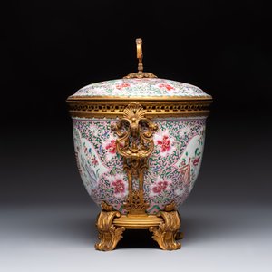 A gilt-bronze mounted famille rose-style covered bowl and two vases, one with cover, Samson, Paris, 19th C. — photo 11