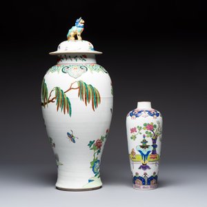 A gilt-bronze mounted famille rose-style covered bowl and two vases, one with cover, Samson, Paris, 19th C. — photo 4