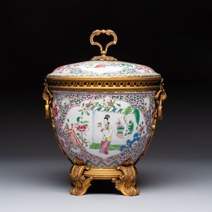 A gilt-bronze mounted famille rose-style covered bowl and two vases, one with cover, Samson, Paris, 19th C. — photo 8