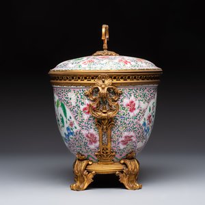A gilt-bronze mounted famille rose-style covered bowl and two vases, one with cover, Samson, Paris, 19th C. — photo 9