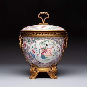 A gilt-bronze mounted famille rose-style covered bowl and two vases, one with cover, Samson, Paris, 19th C. — photo 10