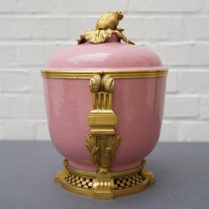 A gilt bronze-mounted monochrome pink bowl and cover, Samson, Paris, 19th C. — photo 11