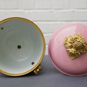 A gilt bronze-mounted monochrome pink bowl and cover, Samson, Paris, 19th C. — photo 12