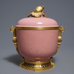 A gilt bronze-mounted monochrome pink bowl and cover, Samson, Paris, 19th C. — photo 3