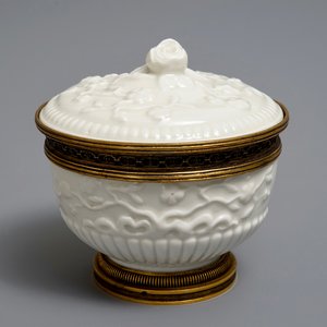 A gilt-bronze mounted Saint-Cloud soft paste porcelain bowl and cover, France, 2nd half 18th C. — photo 1