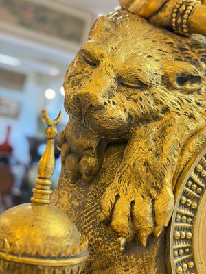 A gilt-bronze 'Oriental Beauty Reclining on a Lion Skin' mantel clock, France, first quarter 19th C. — photo 6