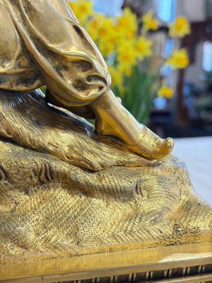 A gilt-bronze 'Oriental Beauty Reclining on a Lion Skin' mantel clock, France, first quarter 19th C. — photo 10