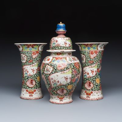 A gilt-decorated Imari-Castello three-piece garniture, 18th C., 18th C.