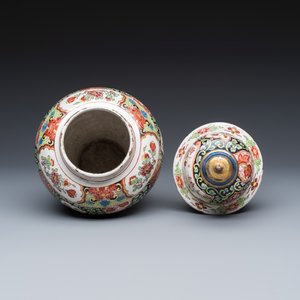 A gilt-decorated Imari-Castello three-piece garniture, 18th C. — foto 12