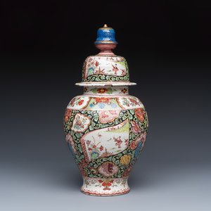 A gilt-decorated Imari-Castello three-piece garniture, 18th C. — foto 8