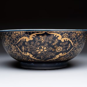 A gilt-decorated powder-blue-ground punch bowl and a pair of Imari-style jars, Samson, Paris, 19th C. — photo 2