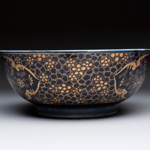 A gilt-decorated powder-blue-ground punch bowl and a pair of Imari-style jars, Samson, Paris, 19th C. — photo 3