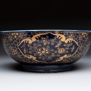 A gilt-decorated powder-blue-ground punch bowl and a pair of Imari-style jars, Samson, Paris, 19th C. — photo 4