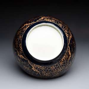 A gilt-decorated powder-blue-ground punch bowl and a pair of Imari-style jars, Samson, Paris, 19th C. — photo 7