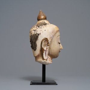A gilt-lacquered alabaster head of Buddha, Burma, 19th C. — 照片 3