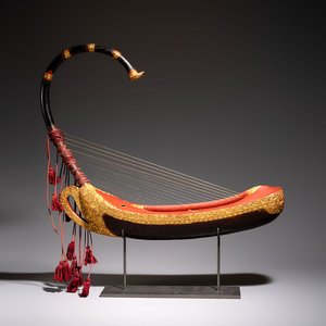 A gilt-lacquered arched harp or saung-gauk, Burma, 19/20th C. — foto 1
