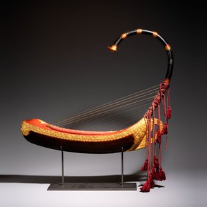 A gilt-lacquered arched harp or saung-gauk, Burma, 19/20th C. — foto 3