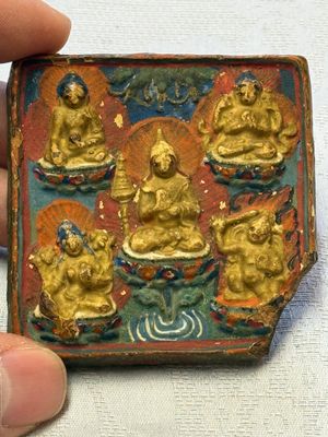 A gilt polychrome stucco votive plaque, Tsha Tsha, Tibet, 18/19th C. — foto 1