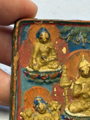 A gilt polychrome stucco votive plaque, Tsha Tsha, Tibet, 18/19th C. — foto 2