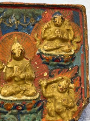 A gilt polychrome stucco votive plaque, Tsha Tsha, Tibet, 18/19th C. — foto 3