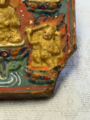 A gilt polychrome stucco votive plaque, Tsha Tsha, Tibet, 18/19th C. — foto 4