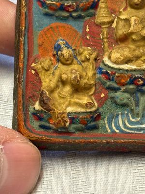 A gilt polychrome stucco votive plaque, Tsha Tsha, Tibet, 18/19th C. — foto 5