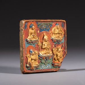 A gilt polychrome stucco votive plaque, Tsha Tsha, Tibet, 18/19th C. — foto 1