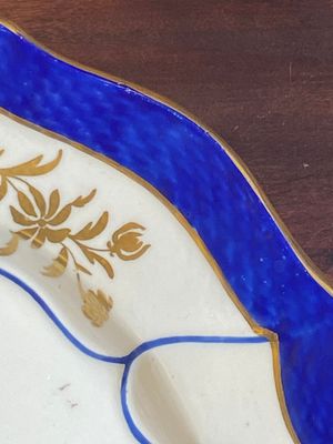 A gilt puce-enamelled 'birds' plate with a blue-enamelled border, Tournai, 18th C. — photo 4