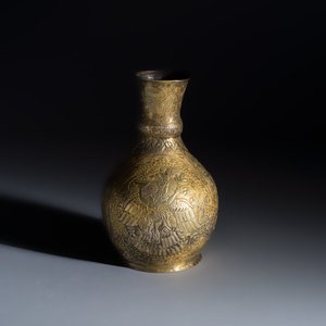 A gilt-silver repoussé vase — photo 1