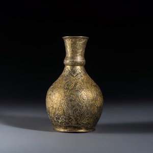 A gilt-silver repoussé vase — photo 3