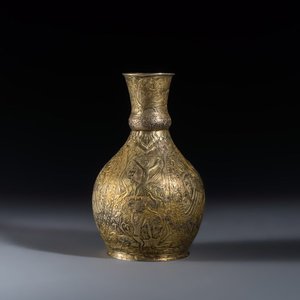 A gilt-silver repoussé vase — photo 5