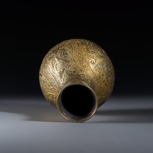 A gilt-silver repoussé vase — photo 6