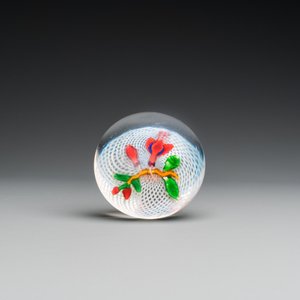 A glass Saint Louis paperweight with fuchsia on a latticinio-ground, ca. 1850 — photo 2