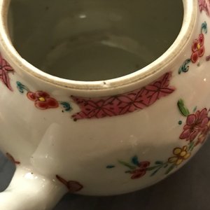 A globular Chinese famille rose teapot and cover, Yongzheng — 照片 14