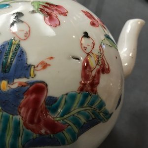 A globular Chinese famille rose teapot and cover, Yongzheng — 照片 16