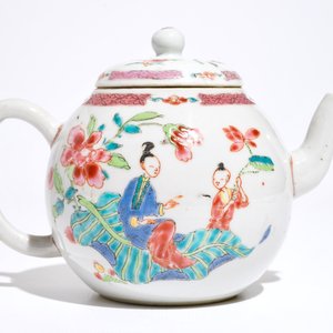 A globular Chinese famille rose teapot and cover, Yongzheng — 照片 3