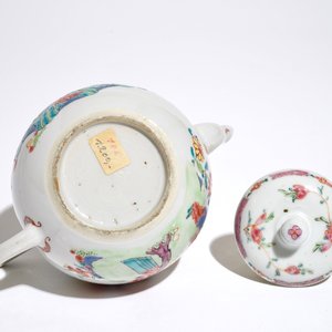 A globular Chinese famille rose teapot and cover, Yongzheng — 照片 6