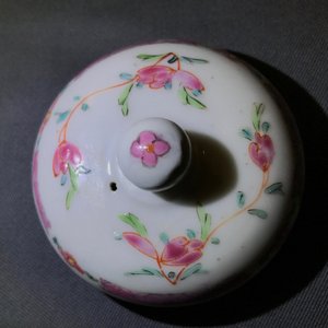 A globular Chinese famille rose teapot and cover, Yongzheng — 照片 10
