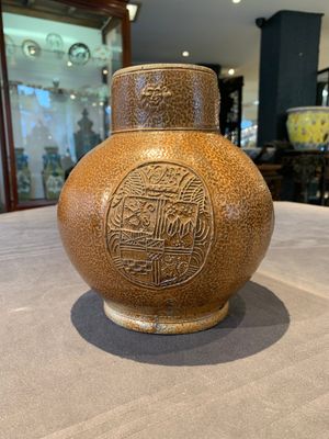 A globular stoneware jug with three coat of arms medallions, Germany, 16th C. — photo 2