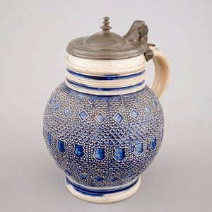 A globular Westerwald stoneware jug with applied decoration, 17th C. — 照片 1