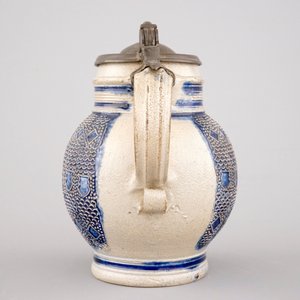 A globular Westerwald stoneware jug with applied decoration, 17th C. — 照片 3